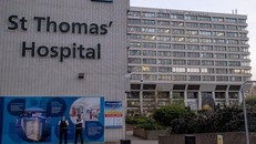 Thủ tướng Anh Borris Johnson cho biết ít nhất 1 bệnh nhân đã tử vong do biến thể Omicron.