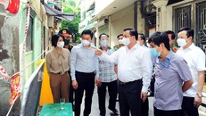 Bí thư Thành ủy Hà Nội Đinh Tiến Dũng kiểm tra công tác phòng, chống dịch trên địa bàn quận Đống Đa. 