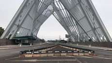 Tại khu vực cổng tỉnh Quảng Ninh không còn rào chắn, xe đi lại hai chiều thông thoáng.