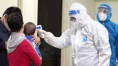 Theo Bộ Y tế khi trẻ em mắc COVID-19 điều trị tại nhà, cha mẹ cần theo dõi các triệu chứng bất thường của trẻ để báo nhân viên y tế hoặc đưa trẻ đến cơ sở y tế gần nhất... (Ảnh minh hoạ)