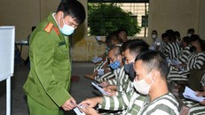 Cán bộ Công an hướng nghiệp, dạy nghề cho phạm nhân. (Ảnh minh hoạ)