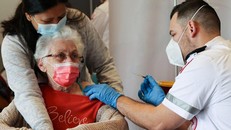 Nhân viên y tế tiêm vaccine phòng COVID-19 cho một cụ bà ở Netanya, Israel. Ảnh: Reuters.