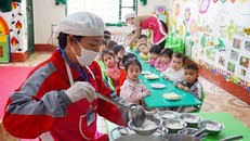 Khi tổ chức cho trẻ mầm non, học sinh ăn bán trú, nhà trường cần bảo đảm thực hiện yêu cầu phòng, chống dịch COVID-19. (Ảnh minh họa)
