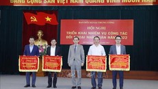 Tập thể có thành tích xuất sắc nhận Cờ thi đua của Ban Đối ngoại Trung ương. 