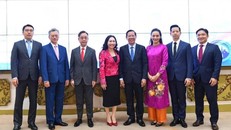 Chủ tịch UBND TP.HCM Phan Văn Mãi (đứng giữa) cùng các nhà đầu tư muốn đầu tư vào TP.HCM.