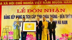Đồng chí Lê Thị Thuỷ - Bí thư Tỉnh uỷ, Chủ tịch HĐND tỉnh Hà Nam trao bằng xếp hạng di tích cấp tỉnh đối với Cụm di tích Chùa Thông - Đền Thiên Quan cho lãnh đạo xã Chân Lý. 