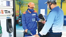 Bộ Tài chính đề xuất giảm thuế nhập khẩu ưu đãi (thuế MFN) với mặt hàng xăng động cơ, không pha chì từ mức 20% hiện nay xuống 12%. (Ảnh minh hoạ)