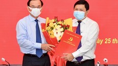 Bí thư Thành ủy TPHCM Nguyễn Văn Nên trao quyết định và chúc mừng đồng chí Huỳnh Cách Mạng.