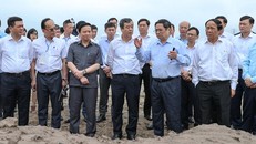 Thủ tướng và đoàn công tác đã khảo sát, kiểm tra tình hình đầu tư, xây dựng và hoạt động của Khu kinh tế Thái Bình, huyện Thái Thụy, tỉnh Thái Bình. 