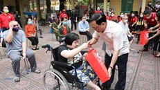 Hội Chữ thập Đỏ Việt Nam tặng quà cho người khuyết tật, người có hoàn cảnh khó khăn do dịch trên địa bàn quận Hoàn Kiếm. 