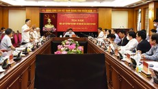 Các chuyên gia, nhà khoa học phát biểu tại tọa đàm.