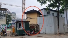 Một trong hai chiếc lô cốt (chòi canh gác) nằm ở giáp mặt phố Nguyễn Thái Học - phần còn lại của Khu Trại giam Nhà Tiền - Di tích cách mạng kháng chiến đã được xếp hạng. (Ảnh chụp thời điểm tháng 5/2022).