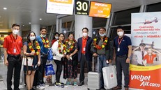 Lãnh đạo và phi hành đoàn Vietjet chào đón những hành khách trên chuyến bay đầu tiên từ Hà Nội đến Mumbai tại sân bay quốc tế Nội Bài.