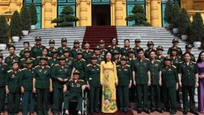 Phó Chủ tịch nước Võ Thị Ánh Xuân chụp ảnh lưu niệm với Đại đội nữ lái xe Trường Sơn nhân kỷ niệm 73 năm Ngày truyền thống ngành Vận tải quân sự.