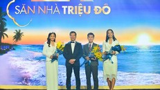 Ông Phạm Thanh Hưng - Phó chủ tịch HĐQT Cen Land, Chủ tịch Cenhomes.vn - trao cúp quán quân cho nhà môi giới Ngô Quốc Long.