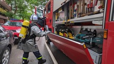 Lực lượng Cảnh sát PCCC&CNCH được điều động đến hiện trường xử lý vụ cháy 231 Quan Hoa.