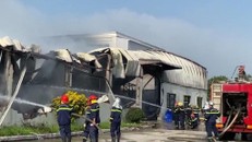 Hiện trường vụ cháy nhà xưởng tại Khu công nghiệp Quang Minh (huyện Mê Linh, Hà Nội). 