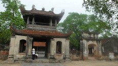 Tam quan chùa Đậu là một gác chuông rất đẹp, hai tầng tám mái với các đầu đao cong vút. Nhiều bộ phận gỗ được chạm khắc hình rồng, phượng và hoa lá. Tầng trên treo quả chuông đúc năm Cảnh Thịnh thứ 9 (1801) thời nhà Tây Sơn.