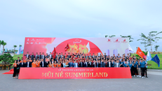 Không khí sôi động của những “chiến binh mặt trời” tại buổi lễ kick-off.