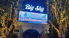 Cơ sở kinh doanh có địa chỉ tại 292 Bạch Đằng (phường Chương Dương, quận Hoàn Kiếm, Hà Nội) là quán karaoke hoạt động “chui” từng bị cơ quan chức năng “sờ gáy” vì hàng loạt sai phạm nghiêm trọng, thậm chí chứa chấp sử dụng trái phép chất ma túy và tàng trữ trái phép chất ma túy.