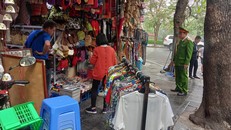 Lực lượng chức năng phường Lý Thái Tổ nhắc nhở và tuyên truyền người dân về việc tuyệt đối không lấn chiếm lòng đường, hè phố để kinh doanh.