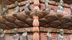 Tòa tháp bằng gỗ có tuổi đời khoảng hơn 300 năm với 9 tầng, mỗi tầng có 5 lớp cánh hoa sen.