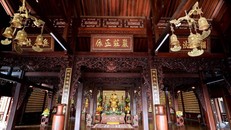 Nội thất chính điện của chùa Khải Đoan sử dụng cấu trúc trùng thiềm điệp ốc tức là hai nếp nhà với hai hệ mái nối liền với nhau, để tăng diện tích và mở rộng không gian. Đây là một kiểu kiến trúc đặc trưng của cung đình Huế.