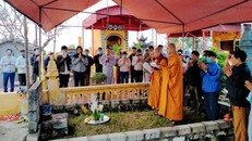 Trước khi cải táng, bốc mộ, gia đình nên thỉnh Chư Tăng có giới đức về làm lễ.