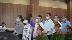 Cựu Giám đốc Sở Giáo dục và Đạo tạo Thanh Hóa Phạm Thị Hằng (áo kẻ) cùng 11 thuộc cấp tại phiên tòa sơ thẩm sáng ngày 20/7.