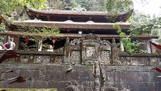 Chùa cổ Bích Động nằm tựa lưng vào núi và được mệnh danh là “Nam thiên đệ nhị động”