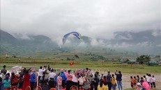 Một màn biểu diễn dù bay của các phi công.