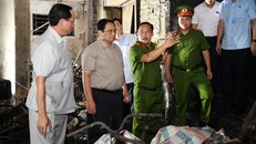 Thủ tướng Phạm Minh Chính kiểm tra hiện trường vụ cháy chung cư mini ở phố Khương Hạ (phường Khương Đình, quận Thanh Xuân, Hà Nội). 