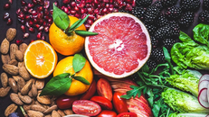 Các bữa ăn tập trung vào rau, trái cây, ngũ cốc nguyên hạt, các loại đậu. (Ảnh minh hoạ)