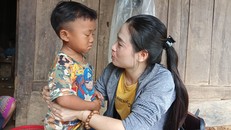 Nhiều năm gắn bó và dành nhiều tâm huyết cho trẻ em vùng cao, cô giáo cắm bản Trần Khánh Vân vô cùng bất ngờ khi bị khởi tố về với tội danh "Tham ô tài sản".