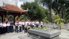 Lãnh đạo tỉnh Hà Tĩnh và người dân địa phương dâng hương tưởng niệm tại phần mộ Đại thi hào Nguyễn Du, huyện Nghi Xuân, tỉnh Hà Tĩnh. 