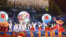 Chương trình văn nghệ mở màn lễ hội.