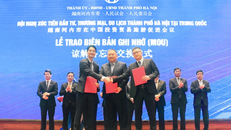 Đại diện Vinamilk (bìa trái) ký kết biên bản ghi nhớ hợp tác với 2 doanh nghiệp hàng đầu trong lĩnh vực nhập khẩu – phân phối sữa và nông sản tại Trung Quốc.