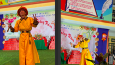 Hành vi mặc trang phục vua chúa nước ngoài biểu diễn ca nhạc tại chương trình dành cho thiếu nhi nhân dịp Tết trung thu của "ca sĩ" Phú Lê khiến dư luận vô cùng bức xúc, cho rằng quá phản cảm và kệch cỡm.