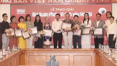 Ban tổ chức trao chứng nhận cho các đề cử Giải Bùi Xuân Phái - Vì tình yêu Hà Nội lần thứ 16 – năm 2023.