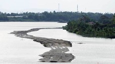 Một doanh nghiệp tự ý đắp đất làm đường, xẻ lòng sông Dinh để vận chuyển cát sau khai thác khiến người dân bức xúc.(Ảnh minh hoạ)