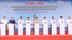 Thủ tướng Phạm Minh Chính và các đại biểu thực hiện nghi thức khởi công Dự án đầu tư xây dựng cầu Đại Ngãi trên Quốc lộ 60. 