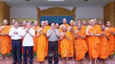 Thủ tướng Phạm Minh Chính với các hoà thượng, thượng toạ và chư tăng Hội Đoàn kết sư sãi yêu nước tỉnh Trà Vinh. 