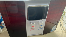 Sản phẩm được lắp đặt tại nhà ông Chiến không có tem và nhãn mác mang thương hiệu Napowin trên thân máy, nhưng lại có màu sắc và hình thức bên ngoài tương đối giống với máy lọc nước Napowin mà ông này đã được nhân viên tư vấn trước đó. (Ảnh: NVCC)