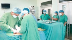 Các y, bác sĩ Bệnh viện Trung ương Huế thực hiện ca ghép tạng từ trường hợp hiến tạng sau khi chết não.