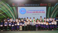 Lễ trao học bổng “Tiếp sức đến trường” cho 111 tân sinh viên khó khăn vùng Đồng bằng sông Cửu Long.