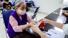 Trợ cấp xã hội hàng tháng cho người cao tuổi. (Ảnh minh hoạ)