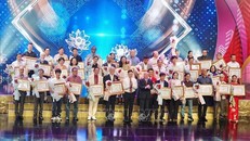 Ban tổ chức trao giải cho các tác giả.