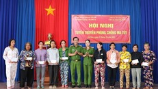 Đoàn công tác tặng quà cho các chị, em sinh sống ở các xã, phường biên giới có hoàn cảnh khó khăn.