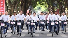 Thủ tướng Phạm Minh Chính và Thủ tướng Hà Lan Mark Rutte đạp xe trên phố Phan Đình Phùng (Hà Nội).