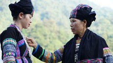 Trang phục truyền thống của người Bố Y (Lào Cai). 